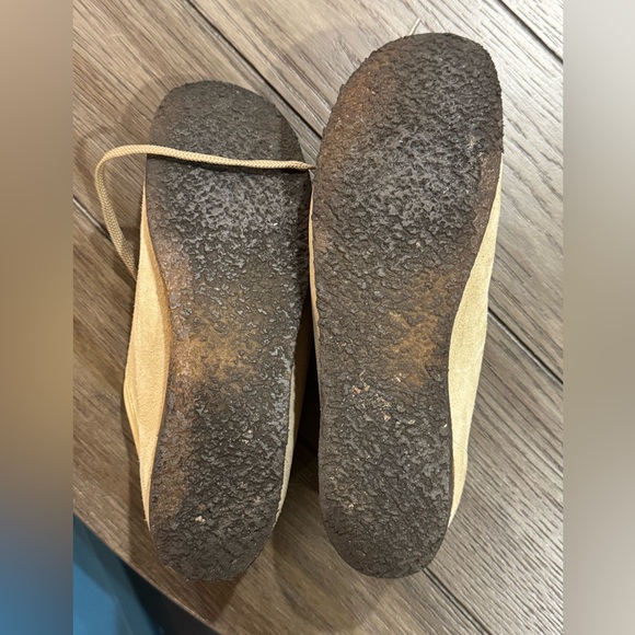 Women’s size 8 Clark’s in a light tan - Picture 3 of 5